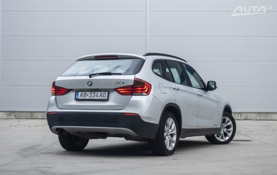 BMW X1 xDrive18d, 105kW (2011) / AJ NA SPLÁTKY / PROTIÚČET / 2011 stříbrná metalíza