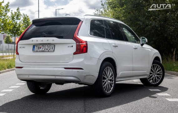 Volvo XC90 2.0 B5 AWD 7m / 173kW / A8 / ZÁRUKA / AJ NA SPLÁTKY / PROTIÚ 2021 bílá