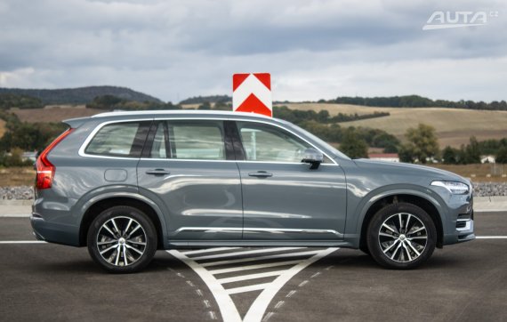 Volvo XC90 Recharge T8 AWD Inscription 294kW AT/8 - 7 Miest / AJ NA SPLÁTKY / PROTIÚČET 2021 šedá