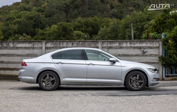 Volkswagen Passat 2.0 TDI BMT Highline 110kW AT/6 2016 / AJ NA SPLÁTKY / PROTIÚČET 2016 stříbrná metalíza