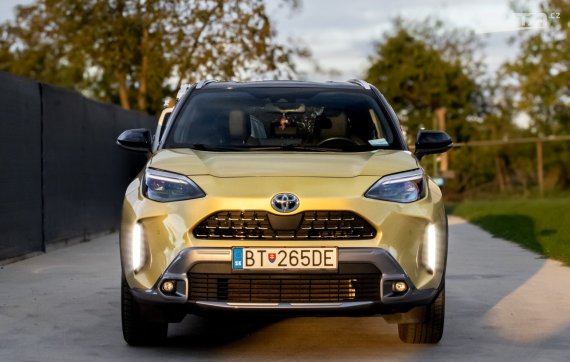 Toyota Yaris Cross 1.5 Hybrid Premiere Edition / 68kW / CVT / ZÁRUKA / AJ NA SPLÁTKY / PROTIÚČE 2021 žlutá