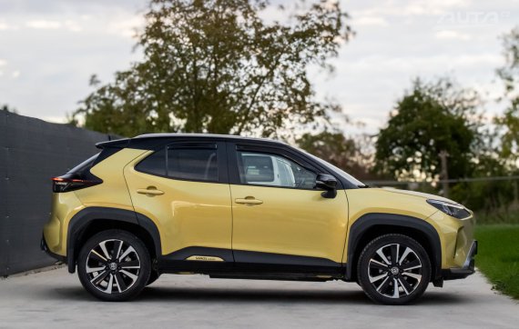 Toyota Yaris Cross 1.5 Hybrid Premiere Edition / 68kW / CVT / ZÁRUKA / AJ NA SPLÁTKY / PROTIÚČE 2021 žlutá