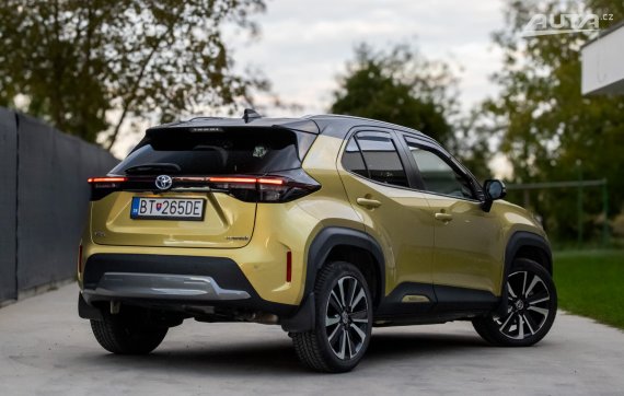 Toyota Yaris Cross 1.5 Hybrid Premiere Edition / 68kW / CVT / ZÁRUKA / AJ NA SPLÁTKY / PROTIÚČE 2021 žlutá