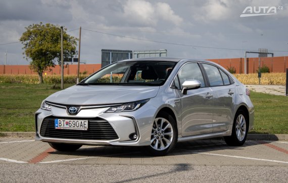 Toyota Corolla sedan 1.8 Hybrid e-CVT, 72 kW, A1, 4d. / AJ NA SPLÁTKY / PROTIÚČET / 2020 - hlavní pohled