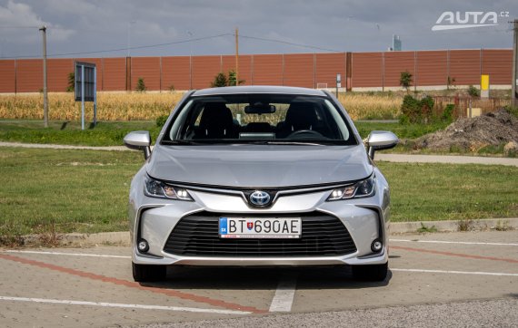 Toyota Corolla sedan 1.8 Hybrid e-CVT, 72 kW, A1, 4d. / AJ NA SPLÁTKY / PROTIÚČET / 2020 šedá