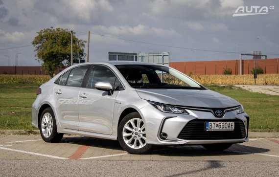 Toyota Corolla sedan 1.8 Hybrid e-CVT, 72 kW, A1, 4d. / AJ NA SPLÁTKY / PROTIÚČET / 2020 šedá