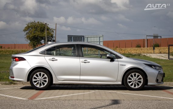 Toyota Corolla sedan 1.8 Hybrid e-CVT, 72 kW, A1, 4d. / AJ NA SPLÁTKY / PROTIÚČET / 2020 šedá