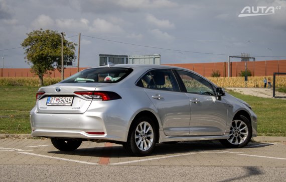 Toyota Corolla sedan 1.8 Hybrid e-CVT, 72 kW, A1, 4d. / AJ NA SPLÁTKY / PROTIÚČET / 2020 šedá
