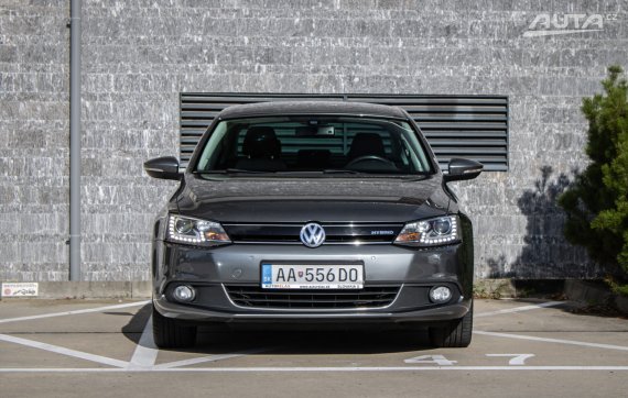 Volkswagen Jetta Hybrid 1.4 TSI Comfortline, 110 kW, A7 /  AJ NA SPLÁTKY / PROTIÚČET / 2013 šedá