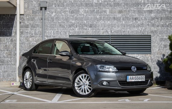 Volkswagen Jetta Hybrid 1.4 TSI Comfortline, 110 kW, A7 /  AJ NA SPLÁTKY / PROTIÚČET / 2013 šedá