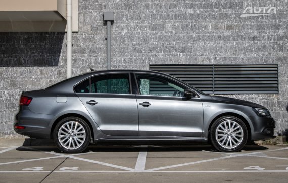 Volkswagen Jetta Hybrid 1.4 TSI Comfortline, 110 kW, A7 /  AJ NA SPLÁTKY / PROTIÚČET / 2013 šedá