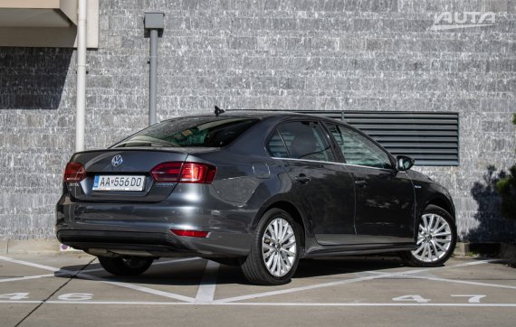 Volkswagen Jetta Hybrid 1.4 TSI Comfortline, 110 kW, A7 /  AJ NA SPLÁTKY / PROTIÚČET / 2013 šedá