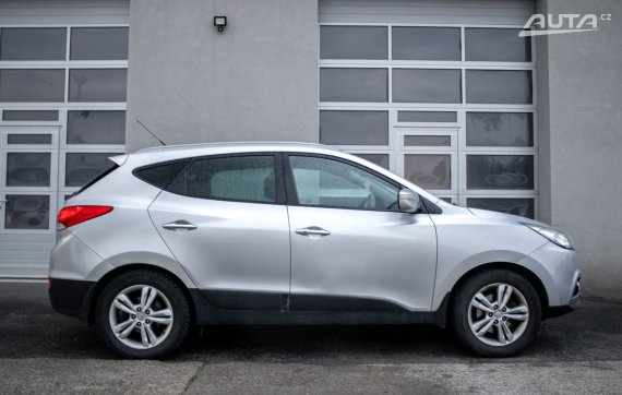 Hyundai ix35 2.0 CRDi VGT / 135kW / A6 / AJ NA SPLÁTKY / PROTIÚČET 2010 stříbrná metalíza