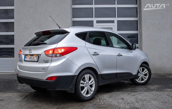 Hyundai ix35 2.0 CRDi VGT / 135kW / A6 / AJ NA SPLÁTKY / PROTIÚČET 2010 stříbrná metalíza
