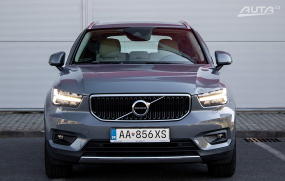Volvo XC40 B4 AWD / 145kW / A8 / ZÁRUKA / AJ NA SPLÁTKY / PROTIÚČET 2020 šedá