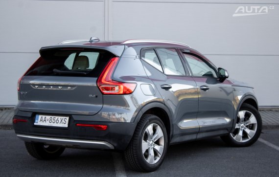 Volvo XC40 B4 AWD / 145kW / A8 / ZÁRUKA / AJ NA SPLÁTKY / PROTIÚČET 2020 šedá