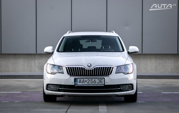Škoda Superb Combi 2.0 TDI CR Business 4x4 DSG, 125 kW, A6. / AJ NA SPLÁTKY / PROTIÚČET / 2015 bílá