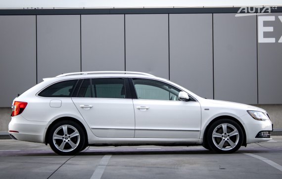 Škoda Superb Combi 2.0 TDI CR Business 4x4 DSG, 125 kW, A6. / AJ NA SPLÁTKY / PROTIÚČET / 2015 bílá