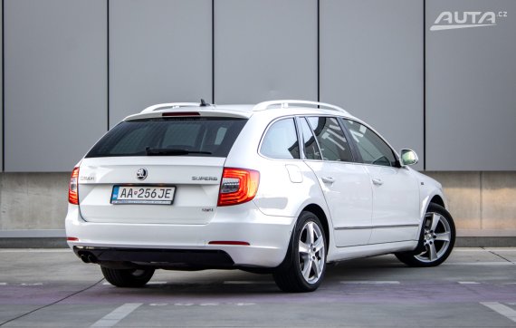 Škoda Superb Combi 2.0 TDI CR Business 4x4 DSG, 125 kW, A6. / AJ NA SPLÁTKY / PROTIÚČET / 2015 bílá