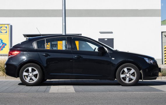 Chevrolet Cruze 1.6, 91kW (2012) / AJ NA SPLÁTKY / PROTIÚČET / 2012 černá