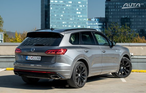 Volkswagen Touareg 3.0 TDI R-Line 4Motion / 210kW / A8 / ZÁRUKA / AJ NA SPLÁTKY / PROTIÚČET 2020 šedá