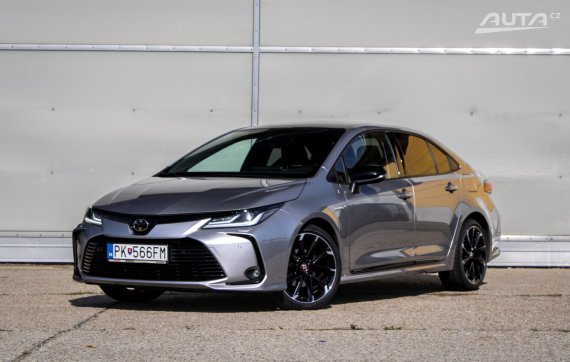 Toyota Corolla sedan 1.8 Hybrid e-CVT GR Sport, 72kW, A1, 5d. / AJ NA SPLÁTKY / PROTIÚČET / 2022 - hlavní pohled