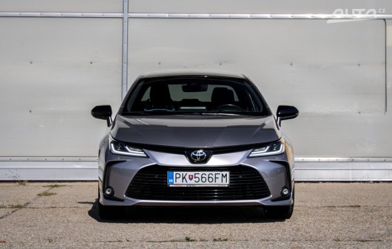 Toyota Corolla sedan 1.8 Hybrid e-CVT GR Sport, 72kW, A1, 5d. / AJ NA SPLÁTKY / PROTIÚČET / 2022 šedá