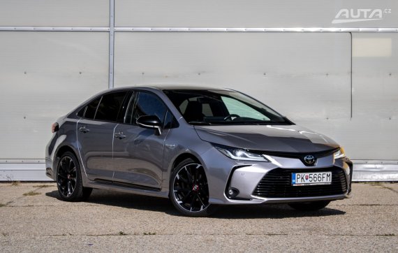 Toyota Corolla sedan 1.8 Hybrid e-CVT GR Sport, 72kW, A1, 5d. / AJ NA SPLÁTKY / PROTIÚČET / 2022 šedá