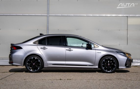Toyota Corolla sedan 1.8 Hybrid e-CVT GR Sport, 72kW, A1, 5d. / AJ NA SPLÁTKY / PROTIÚČET / 2022 šedá