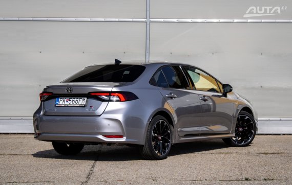 Toyota Corolla sedan 1.8 Hybrid e-CVT GR Sport, 72kW, A1, 5d. / AJ NA SPLÁTKY / PROTIÚČET / 2022 šedá