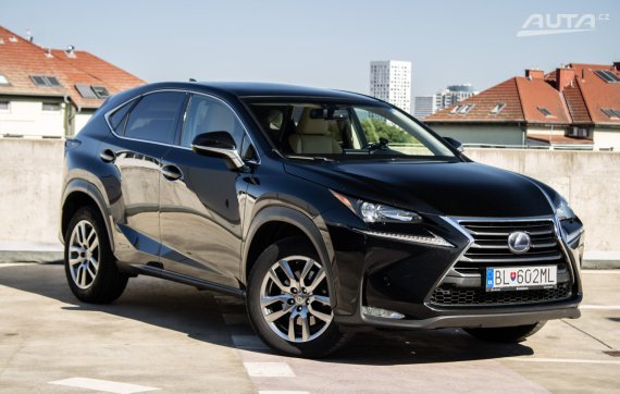 Lexus NX 300H AWD CVT/1 114kW 2016 HEV / AJ NA SPLÁTKY / PROTIÚČET 2016 černá