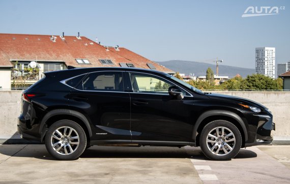 Lexus NX 300H AWD CVT/1 114kW 2016 HEV / AJ NA SPLÁTKY / PROTIÚČET 2016 černá