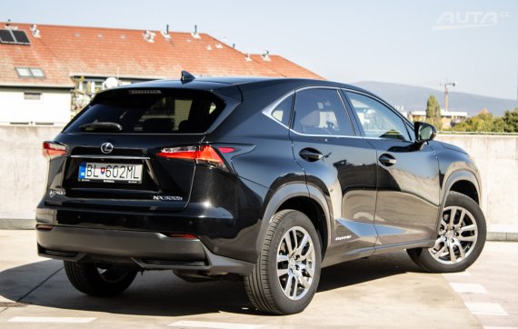 Lexus NX 300H AWD CVT/1 114kW 2016 HEV / AJ NA SPLÁTKY / PROTIÚČET 2016 černá
