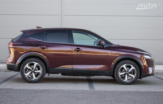 Nissan Qashqai 1.3 DIG-T 140 Mild Hybrid N-Connecta, 103kW, M6 / AJ NA SPLÁTKY / PROTIÚČET / 2023 červená