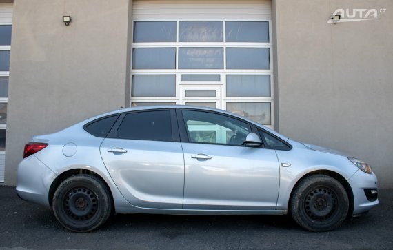 Opel Astra Notchback 1.6 CDTI / 100kW / M6 / AJ NA SPLÁTKY / PROTIÚČET 2014 stříbrná metalíza