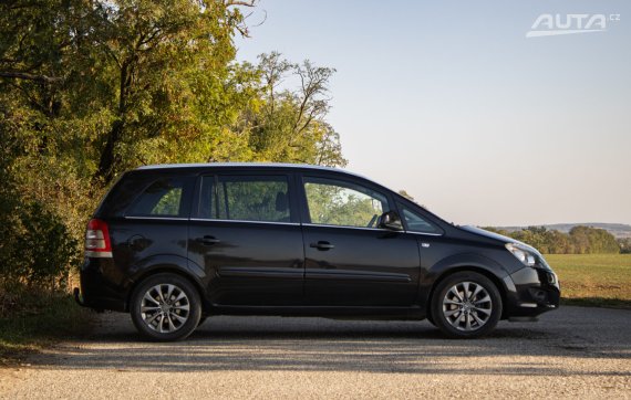 Opel Zafira Tourer 1.8 ECOTEC 140k, 103 kW, M5, 5d. / AJ NA SPLÁTKY / PROTIÚČET / 2012 černá