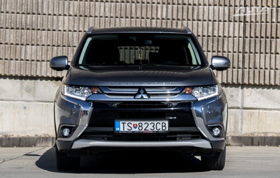 Mitsubishi Outlander 2.2 DI-D 4x4 / 110kW / A6 / ZÁRUKA / AJ NA SPLÁTKY / PROTIÚČET 2017 šedá
