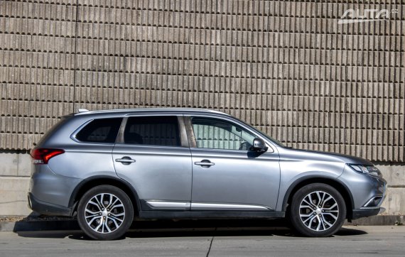 Mitsubishi Outlander 2.2 DI-D 4x4 / 110kW / A6 / ZÁRUKA / AJ NA SPLÁTKY / PROTIÚČET 2017 šedá
