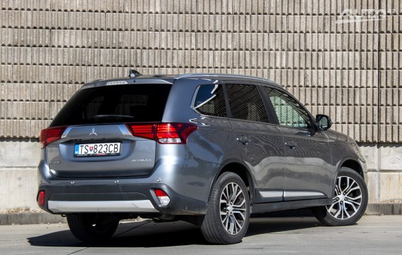 Mitsubishi Outlander 2.2 DI-D 4x4 / 110kW / A6 / ZÁRUKA / AJ NA SPLÁTKY / PROTIÚČET 2017 šedá