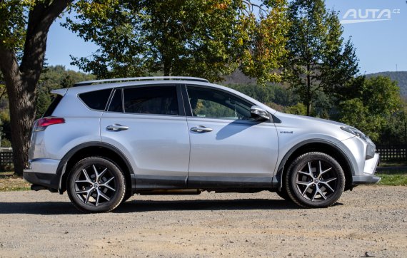 Toyota RAV4 2.5 Hybrid Executive AWD / 114kW / CVT / ZÁRUKA / AJ NA SPLÁTKY / PROTIÚČET 2018 stříbrná metalíza