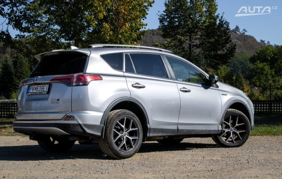 Toyota RAV4 2.5 Hybrid Executive AWD / 114kW / CVT / ZÁRUKA / AJ NA SPLÁTKY / PROTIÚČET 2018 stříbrná metalíza