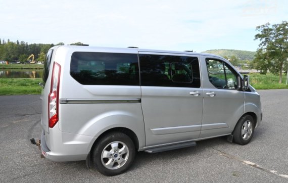 Ford Tourneo Custom 2.2 D Titanium L1, 114Kw, 173700km, 8 míst 2015 stříbrná metalíza