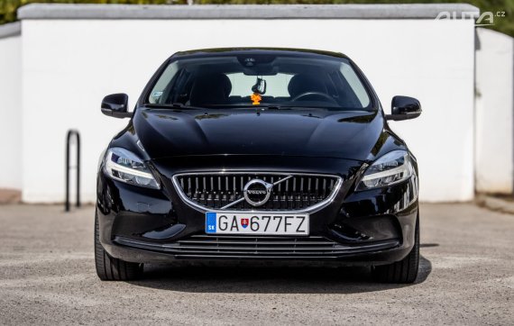 Volvo V40 D2 2.0L 88kW Geartronic 2017 / AJ NA SPLÁTKY / PROTIÚČET 2017 černá