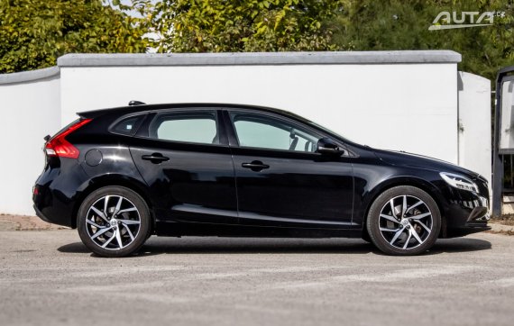 Volvo V40 D2 2.0L 88kW Geartronic 2017 / AJ NA SPLÁTKY / PROTIÚČET 2017 černá