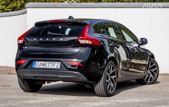 Volvo V40 D2 2.0L 88kW Geartronic 2017 / AJ NA SPLÁTKY / PROTIÚČET 2017 černá