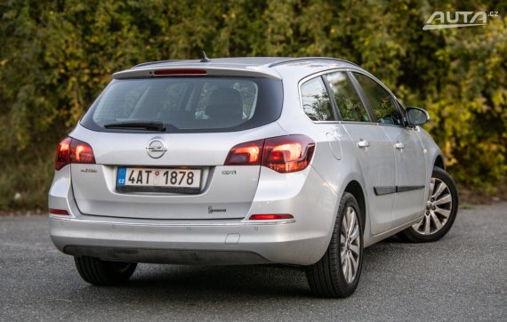 Opel Astra ST Cosmo 81kW 2015 2015 šedá