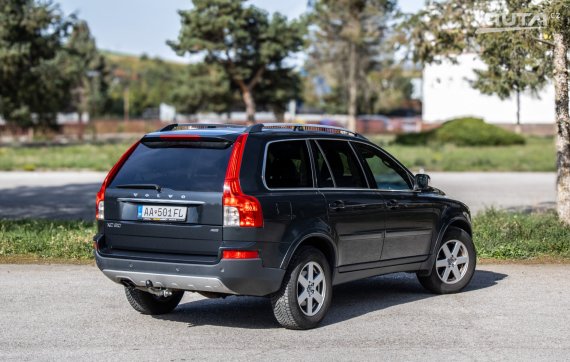 Volvo XC90 2.4 D5 AWD 7-Miest 136kW / AJ NA SPLÁTKY / PROTIÚČET 2010 šedá
