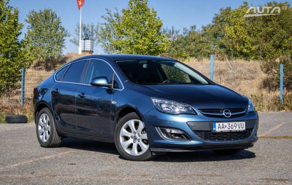 Opel Astra Notchback 1.6 CDTI, 81 kW, M6, 4d. / AJ NA SPLÁTKY / PROTIÚČET / 2014 modrá