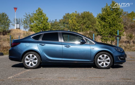 Opel Astra Notchback 1.6 CDTI, 81 kW, M6, 4d. / AJ NA SPLÁTKY / PROTIÚČET / 2014 modrá