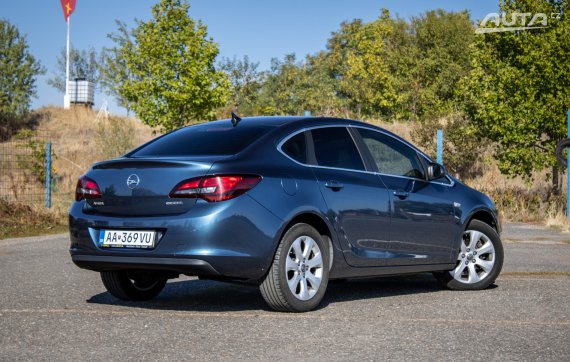 Opel Astra Notchback 1.6 CDTI, 81 kW, M6, 4d. / AJ NA SPLÁTKY / PROTIÚČET / 2014 modrá